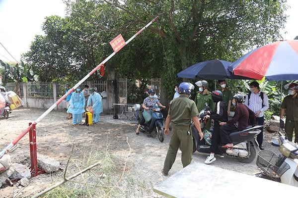 Người dân khi quay trở lại Hà Nội sau kỳ nghỉ lễ 30/4 bắt buộc phải khai báo y tế.