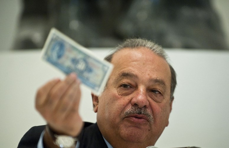 Carlos Slim, tỷ phú Mexico sở hữu hàng loạt công ty lớn, người đang đứng vị trí giàu thứ 5 trên thế giới, chứng kiến 9,2% tài sản của mình, tương đương 5,1 tỷ USD,