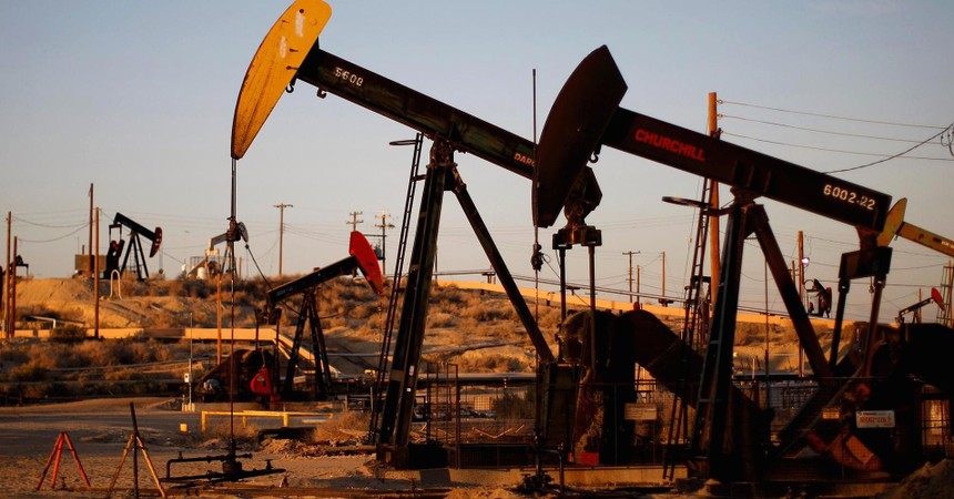 Giá dầu sụt mạnh, các nhà sản xuất tính cách kéo dài thỏa thuận cắt giảm sản lượng