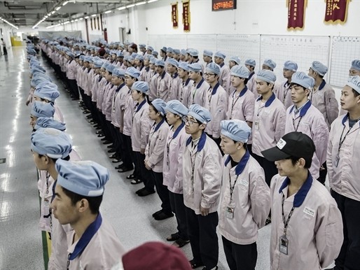 Soi công nhân sản xuất iPhone qua khe cửa nhà máy