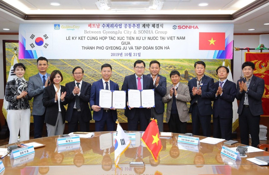 Thị trưởng TP. Gyeongju (Hàn Quốc) và Chủ tịch Tập đoàn Sơn Hà ký hợp đồng chuyển giao công nghệ nước