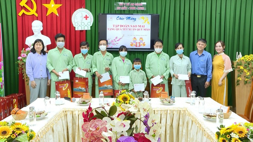 Bà Lê Thị Nguyệt Thu - Chủ tịch HĐQT Tập đoàn Sao Mai (bìa bên phải) tặng quà cho bệnh nhân nghèo tại Bệnh Viện Răng Hàm Mặt An Giang