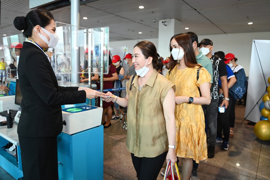 Khách hàng trải nghiệm chuyến bay đầu tiên của Vietravel Airlines khởi hành từ TP.HCM đến Bangkok ngày 9/2/2023