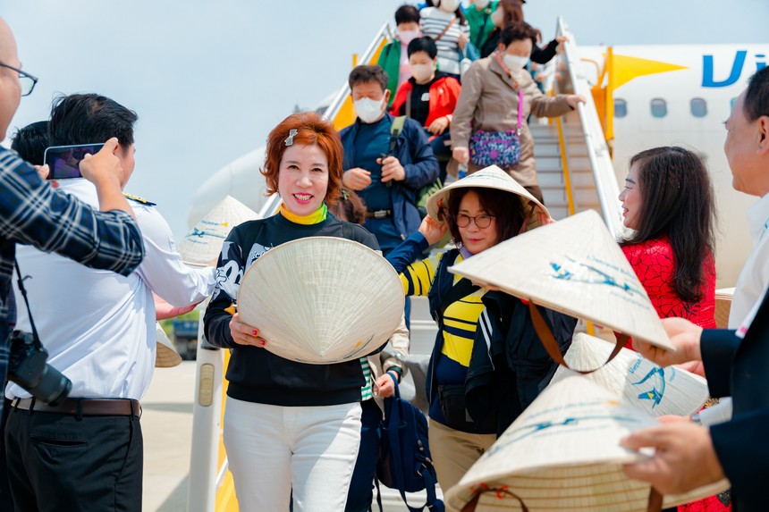 Những khách Hàn Quốc đầu tiên trên chuyến bay charter của Vietravel Airlines đến Khánh Hòa.