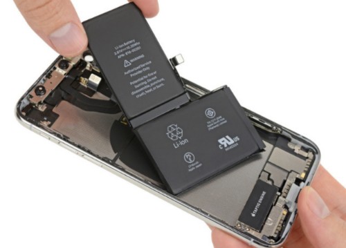 iPhone X được thiết kế với pin lớn kiểu chữ L được ghép lại từ hai pin nhỏ.