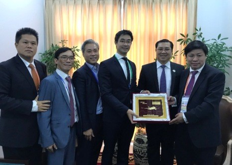 Chủ tịch UBND thành phố Huỳnh Đức Thơ tiếp TS Philipp Rosler, Giám đốc Điều hành Diễn đàn Kinh tế Thế giới (thứ ba bên phải ảnh)
