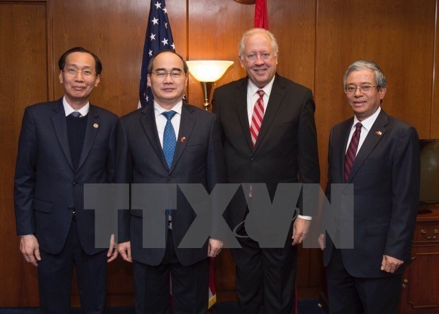 Lãnh đạo Thành phố Hồ Chí Minh và Đại sứ quán Việt Nam tại Hoa Kỳ cùng với ông Thomas Shannon, Thứ trưởng Ngoại giao Hoa Kỳ. (Ảnh: Anh Tuấn/TTXVN)