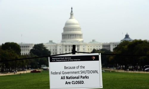 Tấm biển thông báo tất cả các công viên quốc gia đều ngừng hoạt động trong thời gian chính phủ Mỹ đóng cửa hồi năm 2013. Ảnh: AFP.