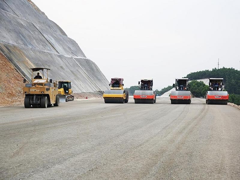 Cao tốc Hạ Long - Vân Đồn tổng vốn hơn 12.000 tỷ đồng, khởi công 9.2015, sẽ hoàn thành trong quí I.2018. Ảnh: Đỗ Phương