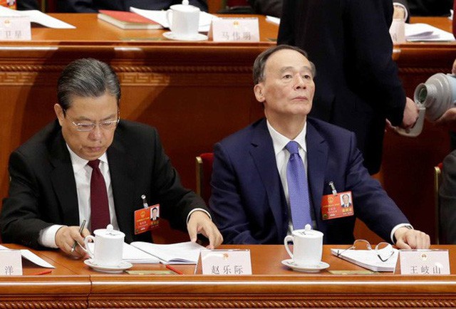 Ông Triệu Lạc Tế (trái) tại kỳ họp quốc hội Trung Quốc đang diễn ra Ảnh: REUTERS