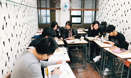 Một lớp học tiếng Việt ở quận trung tâm thủ đô Seoul. Ảnh: Chosun Ilbo.
