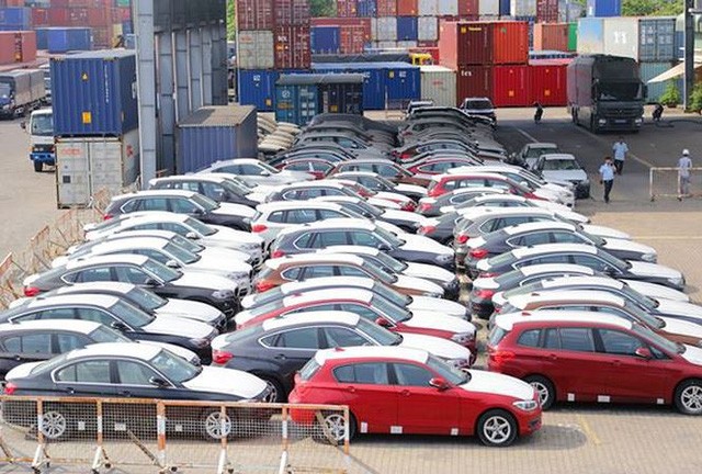Lô xe hơn 600 chiếc BMW của Tập đoàn BMW vẫn đang nằm lưu bãi ở cảng VICT, TPHCM​. Ảnh: Hân Nguyễn.