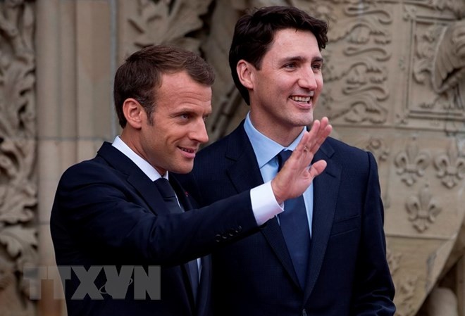 Tổng thống Pháp Emmanuel Macron (ảnh, trái) cam kết sẽ thảo luận thẳng thắn và hiệu quả với Tổng thống Donald Trump tại G7. (Nguồn: EPA/TTXVN).