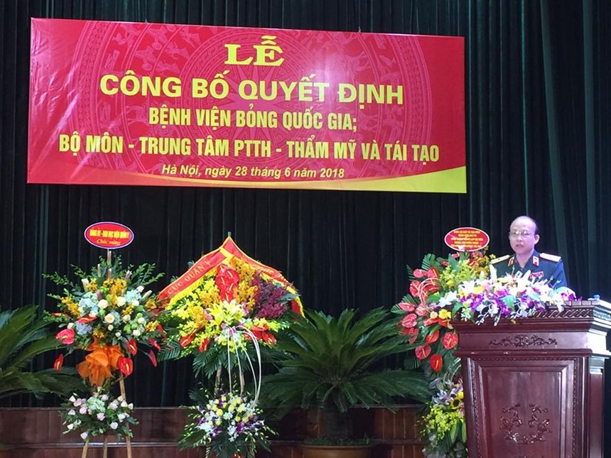 PGS.TS Nguyễn Gia Tiến, Giám đốc Bệnh viện Bỏng Quốc gia phát biểu tại lễ công bố. Ảnh SKĐS.