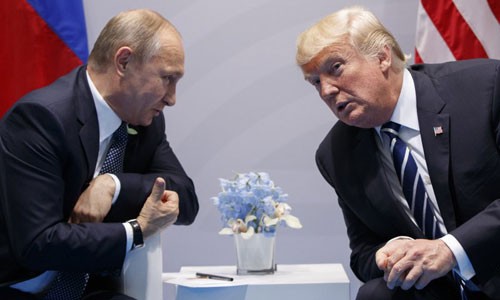 Putin (trái) trò chuyện cùng Trump bên lề hội nghị G20 tại Hamburg, Đức năm ngoái. Ảnh: AP.