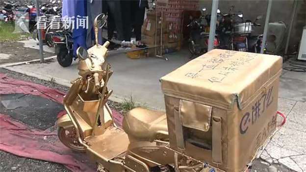 Chiếc xe máy của Chen được phủ bởi một lớp sơn vàng. (Nguồn: MSN).