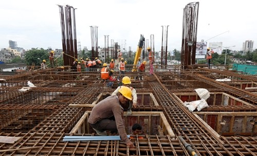 Công nhân làm việc tại một dự án đường sắt ở Ấn Độ. Ảnh: Reuters.