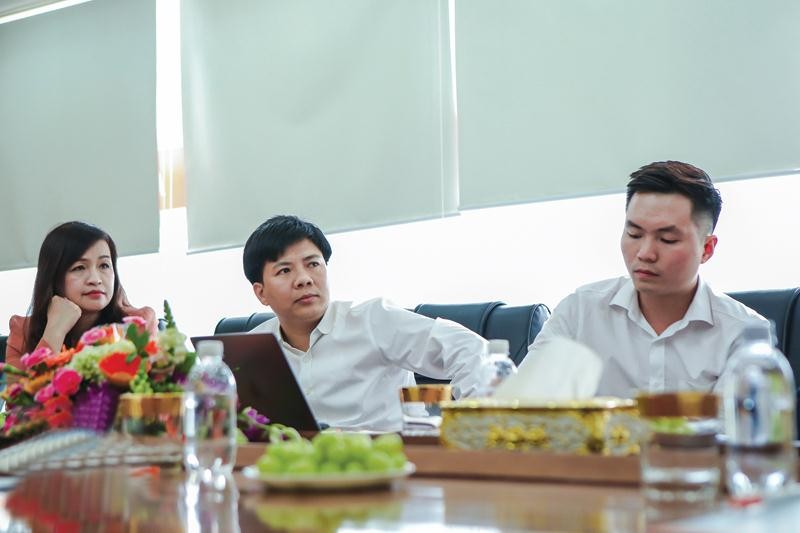 Cuộc thẩm định đầu tư giữa Shark Nguyễn Ngọc Thủy, Chủ tịch Egroup (giữa) và start-up Soya Garden.
