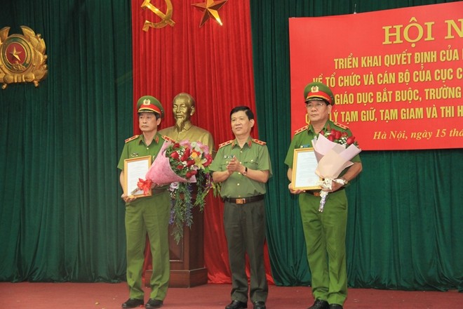 Thứ trưởng Nguyễn Văn Sơn trao quyết định của Bộ trưởng Bộ Công an cho 2 đồng chí Cục trưởng C10 và C11. Ảnh CAND.
