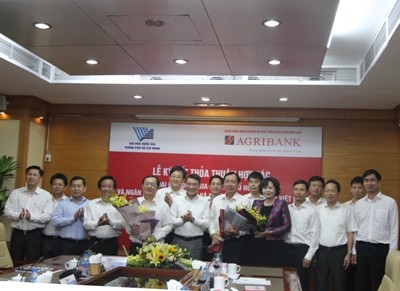 Thống đốc NHNN Việt Nam Lê Minh Hưng và các đại biểu tặng hoa chúc mừng.