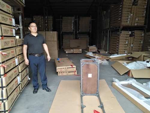 Ben Yang trong nhà máy sản xuất đồ nội thất ở Quảng Đông. Ảnh: Bloomberg.