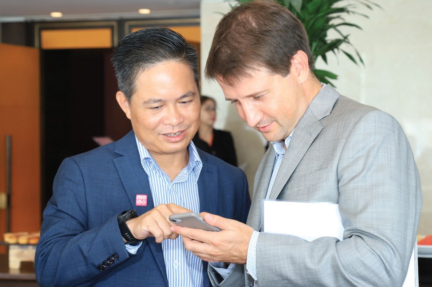 Ông Nguyễn Bá Diệp và ông Dmitry Mosolov - Tổng giám đốc Home Credit Việt Nam trò chuyện về các tính năng mới của Ví MoMo.