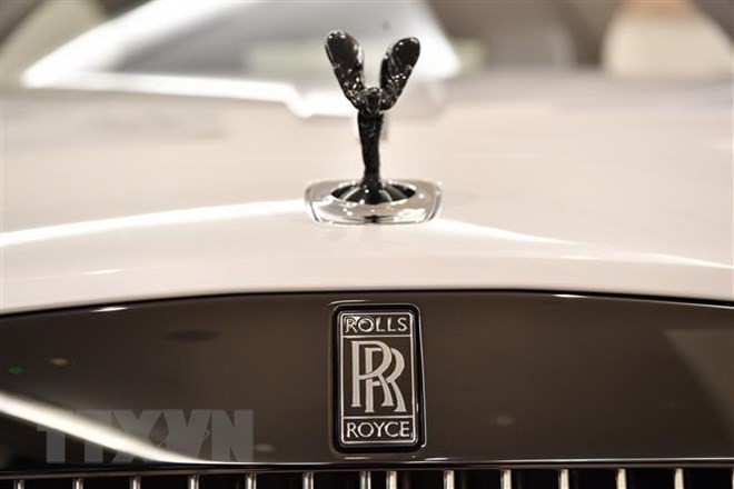 Biểu tượng Rolls-Royce trên xe Wraith Black Badge tại cửa hàng ở thủ đô London, Anh, ngày 9/1/2019. (Nguồn: AFP/ TTXVN).