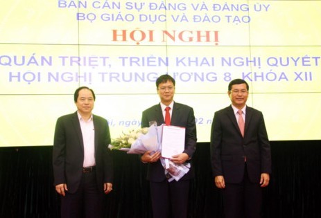 Lãnh đạo Đảng ủy khối cơ quan Trung ương, Bộ Giáo dục và Đào tạo trao quyết định và chúc mừng đồng chí Lê Hải An.