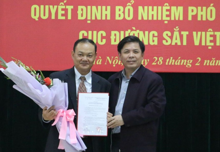 Bộ trưởng Nguyễn Văn Thể trao quyết định bổ nhiệm cho đồng chí Dương Hồng Anh.