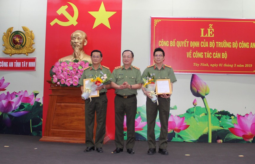 Thứ trưởng Nguyễn Văn Thành trao quyết định và chúc mừng Đại tá Nguyễn Tri Phương, Đại tá Nguyễn Văn Trãi.