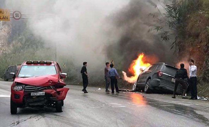 Hiện trường tai nạn khiến ôtô bốc cháy trên quốc lộ 6, đoạn qua tỉnh Hòa Bình. Ảnh: Đỗ Minh.