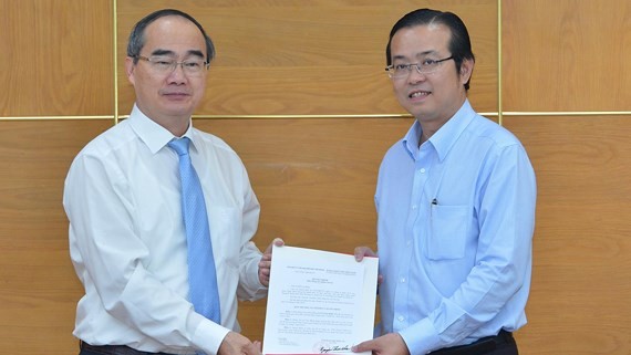 Bí thư Thành ủy thành phố Hồ Chí Minh Nguyễn Thiện Nhân trao quyết định cho đồng chí Lê Văn Minh.