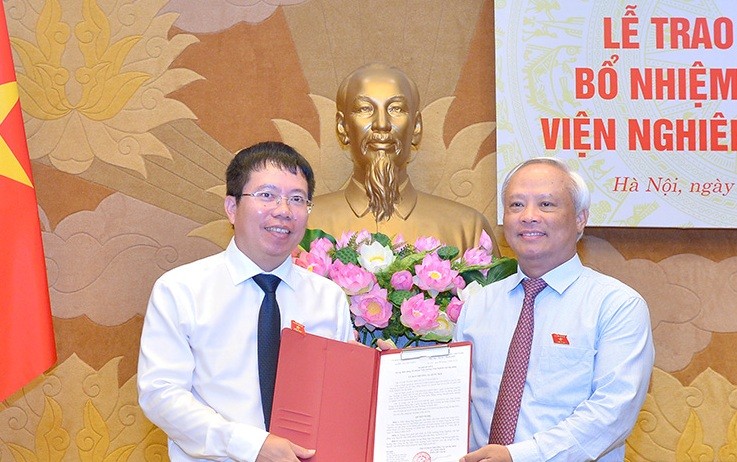 Phó Chủ tịch Quốc hội Uông Chu Lưu trao Nghị quyết của Ủy ban Thường vụ Quốc hội cho ông Nguyễn Văn Hiển.