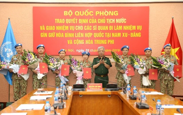 Thượng tướng Nguyễn Chí Vịnh trao Quyết định của Chủ tịch nước cho 7 sĩ quan đi làm nhiệm vụ gìn giữ hòa bình tại Cộng hòa Trung Phi và Nam Sudan. Ảnh: Cục GGHB Việt Nam.