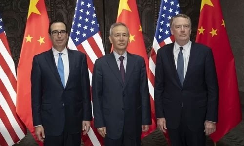 Bộ trưởng Tài chính Mỹ Steven Mnuchin (trái), Phó Thủ tướng Trung Quốc Lưu Hạc (giữa) và Đại diện Thương mại Robert Lighthizer tại Thượng Hải ngày 31/7. Ảnh: AFP.