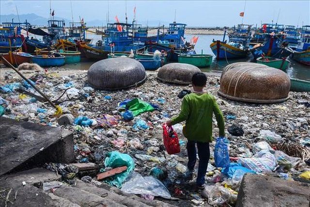 Việt Nam có nguy cơ thành bãi rác nhựa của thế giới vì lượng nhựa phế liệu nhập tăng mạnh.