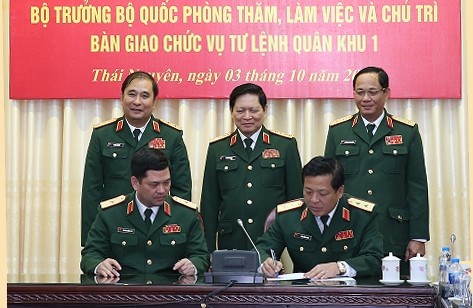Đại tướng Ngô Xuân Lịch và lãnh đạo Tổng cục Chính trị, Bộ Tổng Tham mưu chứng kiến Lễ ký Biên bản bàn giao Tư lệnh Quân khu 1 giữa Trung tướng Trần Hồng Minh và Thiếu tướng Nguyễn Hồng Thái. Ảnh BQP.