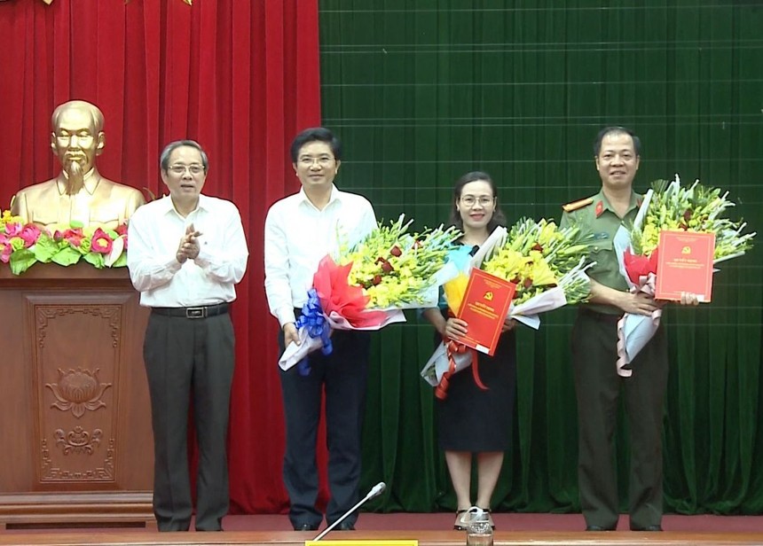 Bí thư Tỉnh ủy Quảng Bình Hoàng Đăng Quang trao quyết định của Ban Bí thư Trung ương Đảng chuẩn y, chỉ định 3 đồng chí tham gia Ban Chấp hành, Ban Thường vụ Tỉnh ủy Quảng Bình.