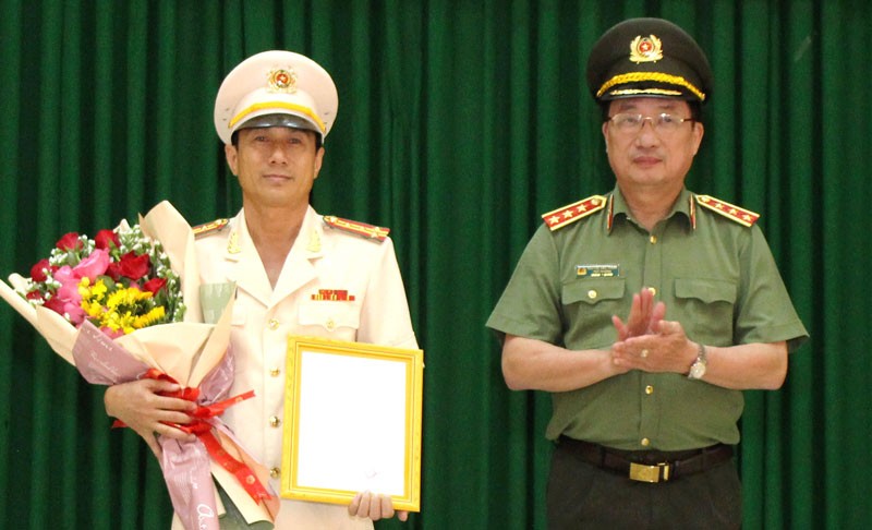 Thượng tướng Nguyễn Văn Thành trao quyết định cho Đại tá Võ Hùng Minh.