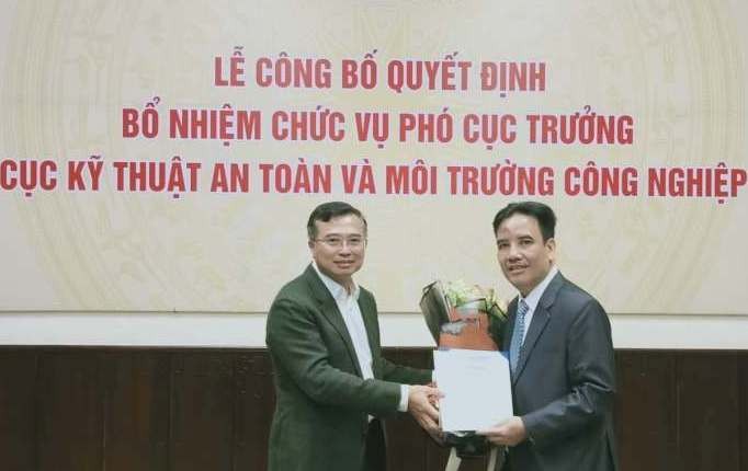 Thứ trưởng Hoàng Quốc Vượng trao quyết định và chúc mừng đồng chí Trần Anh Tấn.
