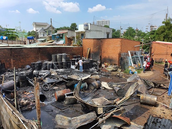 Bà hỏa thiêu rụi nhà xưởng chứa nhớt tái chế tại xã Bình Hưng (H.Bình Chánh).