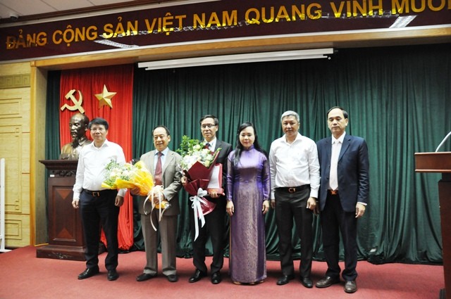 Lãnh đạo Bộ Y tế chúc mừng đồng chí Trần Đắc Phu và đồng chí Đặng Quang Tấn.