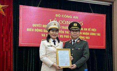 Trung tướng Nguyễn Ngọc Anh trao quyết định cho Đại tá Nguyễn Thị Xuân.
