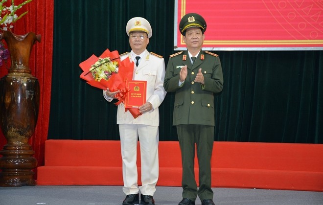 Trung tướng Nguyễn Văn Sơn trao quyết định và chúc mừng Đại tá Nguyễn Đức Dũng.