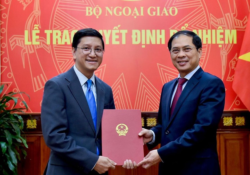 Thứ trưởng Bùi Thanh Sơn trao quyết định cho ông Nguyễn Thanh Hải.