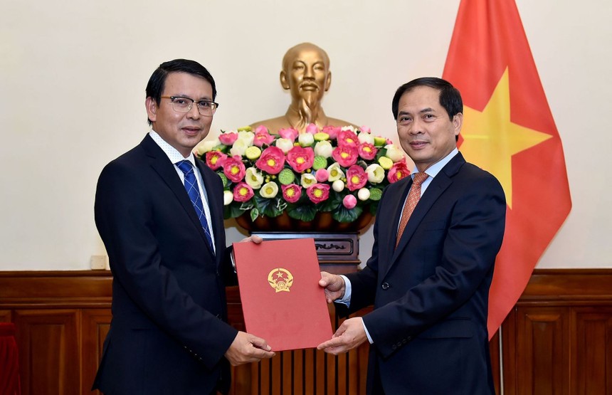 Thứ trưởng Bùi Thanh Sơn trao quyết định cho đồng chí Nguyễn Văn Trung.