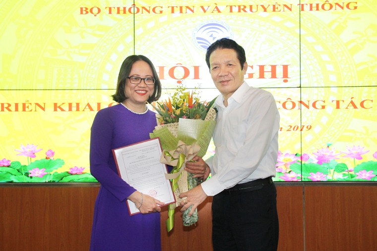 Thứ trưởng Hoàng Vĩnh Bảo trao quyết định và chúc mừng tân Phó Cục trưởng Cục Báo chí Mai Hương Giang.