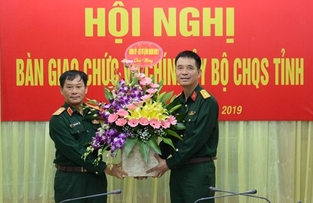 Thiếu tướng Trần Ngọc Tuấn, Phó Chính ủy Quân khu 2 chúc mừng Đại tá Nguyễn An Phong.