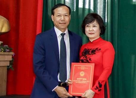 Phó Chánh án Tòa án nhân dân tối cao Nguyễn Trí Tuệ trao quyết định cho bà Trần Thị Hồng Nhạn.