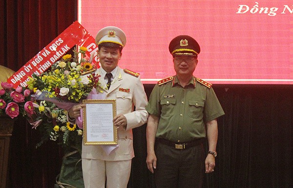 Thượng tướng Nguyễn Văn Thành trao quyết định cho Đại tá Vũ Hồng Văn.